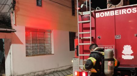 Incêndio ateliê Ubatuba mobiliza bombeiros que evitam propagação. Ação rápida salvou 80% dos materiais. Sem vítimas.