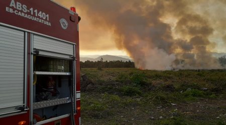 Incêndio atinge área de 7 mil m² de vegetação em Caraguatatuba e mobiliza Bombeiros