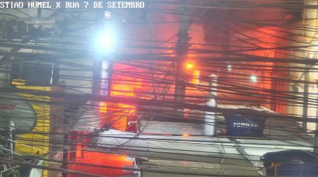 Incêndio atinge contêiner ao lado do Mercado Municipal no centro de São José dos Campos