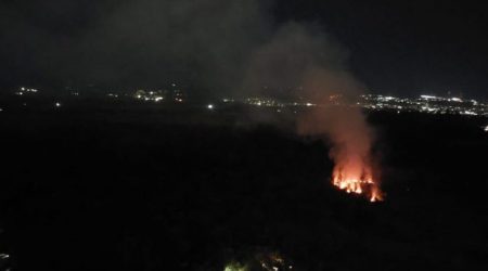 Incêndio atinge vegetação no Banhado e deixa moradores em alerta