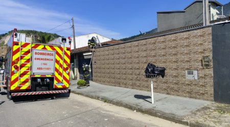 Incêndio consome lavanderia de casa em Caraguatatuba e mobiliza bombeiros