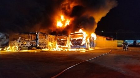Incêndio destrói 17 ônibus e prejudica quase 900 estudantes em São Sebastião