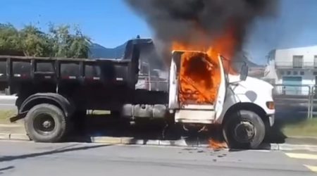 Incêndio destrói caminhão na Enseada, em São Sebastião