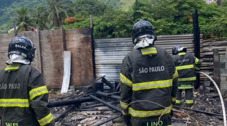 Incêndio destrói casa em São Sebastião; Bombeiros controlam chamas