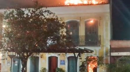 Incêndio destrói prédio histórico na Rua da Praia, em São Sebastião