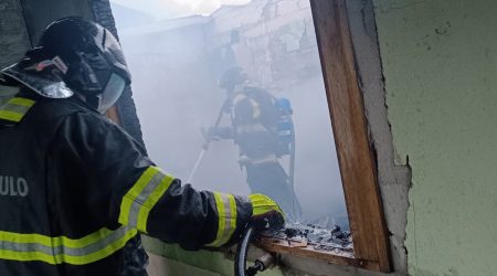 Incêndio em Caraguatatuba mobiliza bombeiros no Perequê Mirim