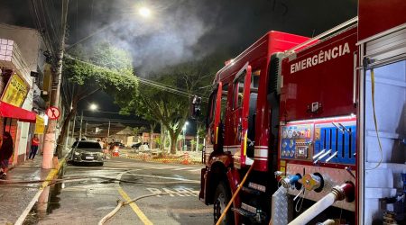 Incêndio em açougue deixa homem intoxicado e causa danos estruturais em Jacareí