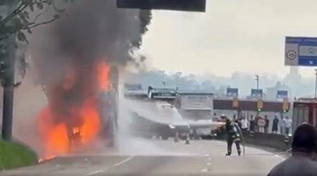 Incêndio em caminhão bloqueia Via Dutra em Jacareí