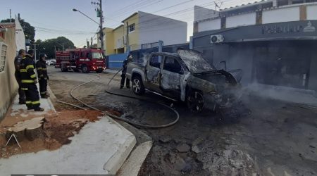 Incêndio em caminhonete assusta moradores em São Sebastião