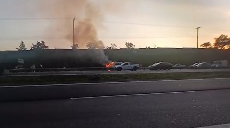 Incêndio em caminhonete na Tamoios é controlado