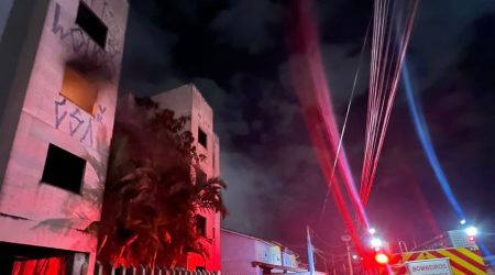Incêndio em edificação abandonada é controlado pelo Corpo de Bombeiros na Vila Cristina