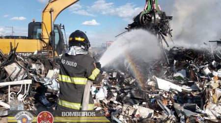 Incêndio em empresa de reciclagem mobiliza Bombeiros!