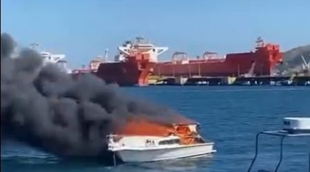 Incêndio em lancha no Canal de São Sebastião; duas pessoas pulam no mar e são resgatadas