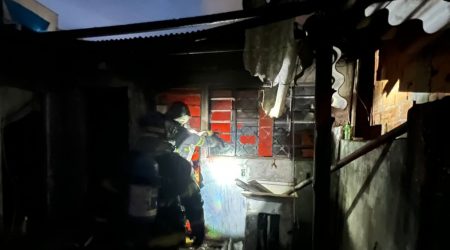 Incêndio em residência no Campos de São José mobilizou o Corpo de Bombeiros, que controlou as chamas sem vítimas.