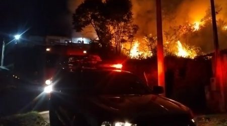 Incêndio em vegetação assusta moradores no bairro Santa Cecília