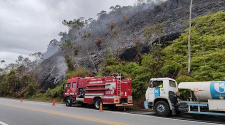 Incêndio em vegetação mobiliza bombeiros e caminhão-pipa no Morro do Areal, em Ubatuba