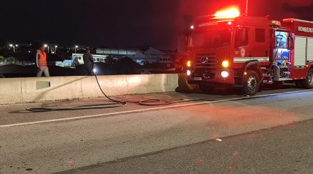 Incêndio em vegetação mobiliza bombeiros na Tamoios na noite desta sexta!