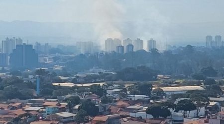 Incêndio em vegetação próxima à rodoviária é contido pelos Bombeiros