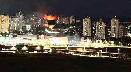 Incêndio em vegetação próximo ao bairro Putim assusta moradores