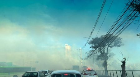 Incêndio no Banhado espalha fumaça no centro de São José