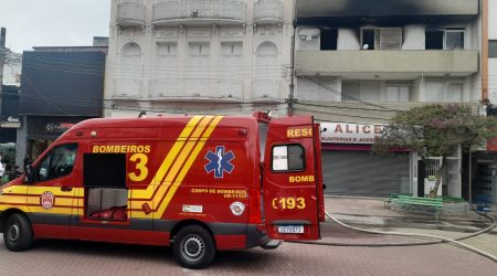 Incêndio no terceiro andar gera resgate de idosa e cadeirante em Guaratinguetá