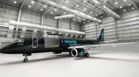 Jato convertido em cargueiro é atração da Embraer na Inglaterra