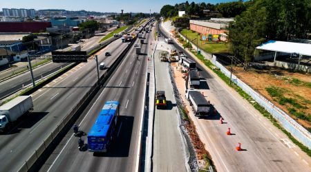 Lançamento de viga de passarela na Via Dutra em Guarulhos desvia trânsito