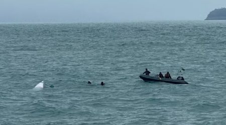 Lancha que naufragou é encontrada na costa sul de São Sebastião