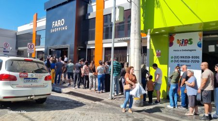 Loja Busca Busca causa filas e trânsito no centro de São José dos Campos em pleno domingo, com ruas cheias e grande movimentação de consumidores. (3)