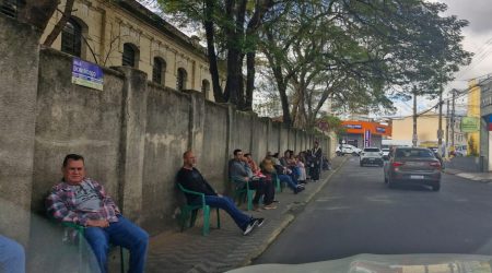 Lorena Pacientes sentados em cadeiras pela calçada aguardam atendimento do AME