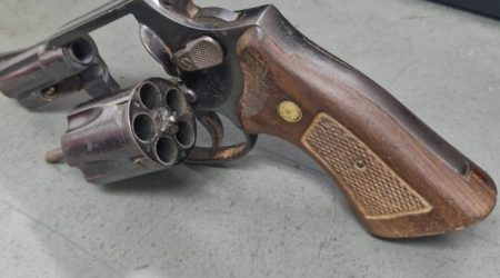 Mãe e filho são presos com arma de fogo no centro de São José