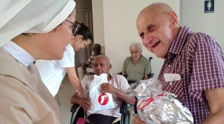 Magia do Natal emociona no Asilo Santo Antônio em São José