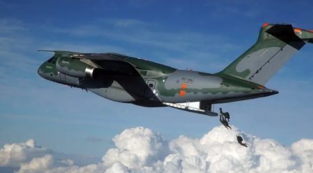 Maior avião feito pela Embraer, KC-390 combate fogo no Pantanal