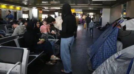 Mais de 140 afegãos acampam no aeroporto de Guarulhos