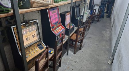 Máquinas de jogos de azar são apreendidas no Jardim Motorama, em São José, após denúncia anônima à Polícia Militar.