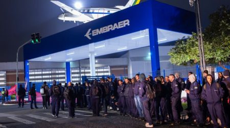 Metalúrgicos da Embraer entram em greve por tempo indeterminado em São José dos Campos