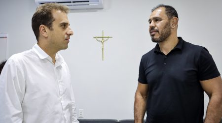 O prefeito Mateus Silva conversa de pé com Rogério Minotauro, no gabinete. (Foto Hugo Labanca/PMC