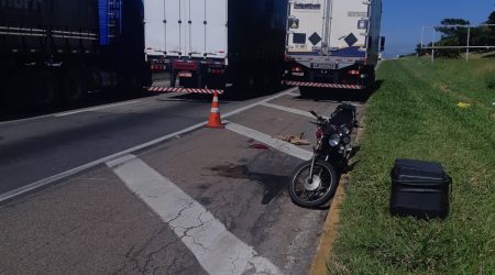 Motociclista colide com caminhão e fica em estado grave na Dutra