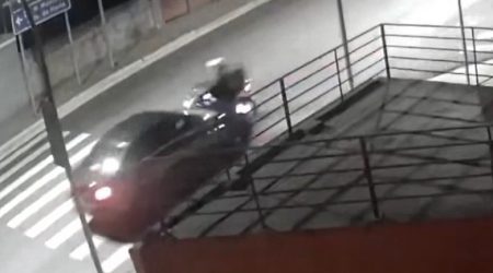 Motociclista é atropelado na avenida JK por carro que furou sinal vermelho