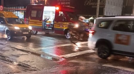Motociclista fica ferida após colisão com carro próximo à Rodoviária de Caraguatatuba