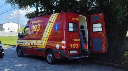 Motociclista fica ferido após queda causada por cachorro em Caraguatatuba