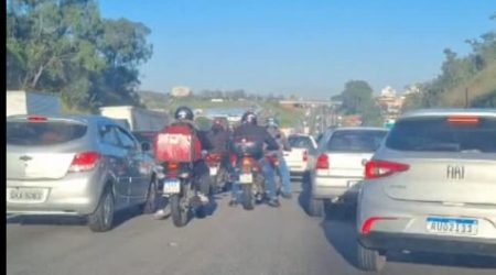 Motociclista fica ferido em colisão na Via Dutra, em São José dos Campos