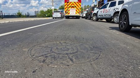 Motociclista se desequilibra ao passar sobre bueiro e cai na Anchieta