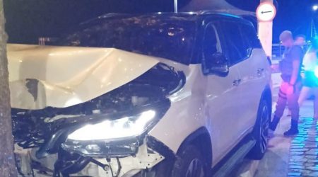 Motorista fura bloqueio policial, bate carro na Vila de Ilhabela e é preso com drogas e arma