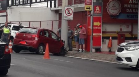 Motorista perde controle e acerta poste na rua Paraibuna