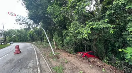 Motorista perde controle e carro cai em vala no Urbanova