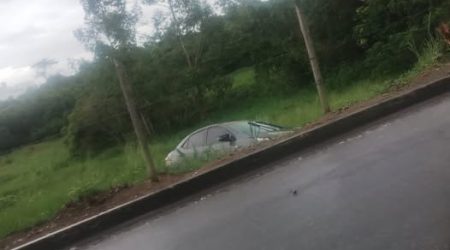 Motorista perde controle, rompe cerca e invade mata no Urbanova!