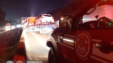 Motorista preso nas ferragens em acidente na Dutra, em São José