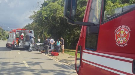 Mulher de 51 anos fica ferida com gravidade em acidente com triciclo elétrico em Ilhabela