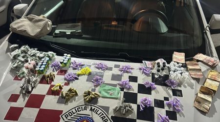 Mulher é presa por tráfico de drogas durante venda a 2 clientes na madrugada deste sábado